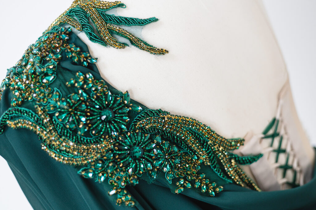 LAHO Smaragdové perlové šaty